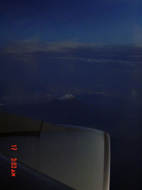 写真中央あたりに白っぽいものが見えますか?これが富士山のてっぺん。関西人は富士山にあまり縁がないので、単純に嬉しかったです