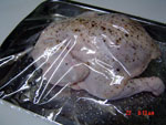 今回使ったチキンは、地鶏で小ぶりのものです。1200円ほどナリ