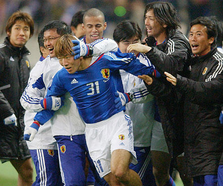 W杯予選・祝福受ける大黒