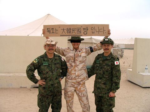 駐伊拉克的日韓士兵親密合影留念