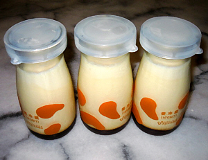 牛乳瓶を小さくしたような可愛らしい瓶にプリンが入っています。3本並んでいる姿が一層可愛らしい