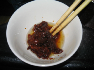 白い器の中に味噌とみりんが入っていて、箸で混ぜてる写真