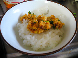 小さめのお茶碗に白いご飯、その上に出来立てのタマゴ味噌が乗ってます