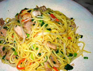 焼きそばのアップです。麺ともやし、ネギの青、そして人参の赤い色が綺麗です