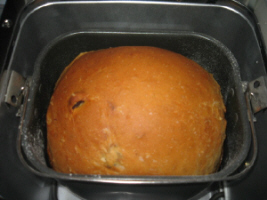 ホームベカーリーに入ったままの焼きたてのパン。こんがりキツネ色に焼きあがっています