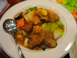 ご飯の上に具沢山のあんかけが。大き目の牛肉、キャベツ、人参、ぎんなん、袋茸などがたっぷり