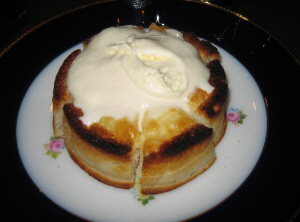 丸いチーズのような形のケーキ。六分割されていて、真ん中に生クリームの乗せられ、熱でとろんとパンケーキに染み込んでいる状態