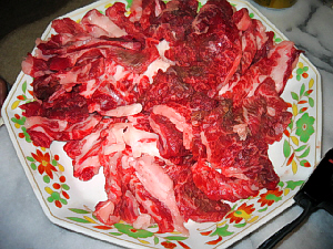 小さな花柄が淵際についた、八角形のお皿に、生のお肉がたっぷり並んでいます