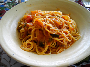 一見、普通のトマトパスタのように見えます。白いちょっとだけ深めのお皿に盛り付けられています