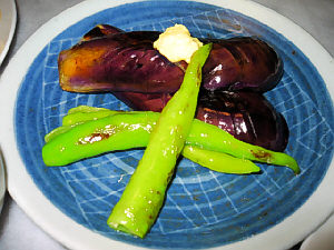 ブルーの丸皿に、縦割りにしたナス一本分と、しし唐三本が、焼き色がつけられ盛られています。ナスの上には摩り下ろした生姜が。
