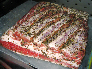 大きな豚ばら肉の塊、ハーブが摺り込んであるのが見えます。塩漬けにしたせいか、肉の赤身の部分が一層綺麗な桜色になってます。