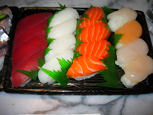 こちらも容器に入ったままの握り寿司、マグロ、イカ、サーモン、ほたてが並んでいます。