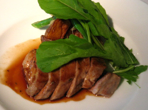 柔らかそうなお肉の切り身が並べられて、あめ色のソースが絡んでいます。言われなければビーフと思うような色合いです。添えられた野菜の葉の緑が綺麗です。
