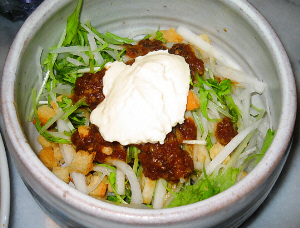丸い大きな深めの鉢。大根と水菜、茶色いのは焼肉のタレで、一番上にマヨネーズが。