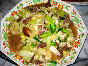 淵に小花の並んだ大きめの中華皿、たっぷりの野菜が入っています。