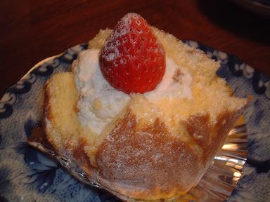 『元町ケーキ』の「ざくろ」です。今回は写真が1枚きりなので、でっかくしてみました(笑) 『元町ケーキ』の「ざくろ」