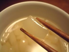 福井の名産、花らっきょうです。ピカピカのツルツルでなんともおいしそうです♪ 福井の名産「花らっきょう」