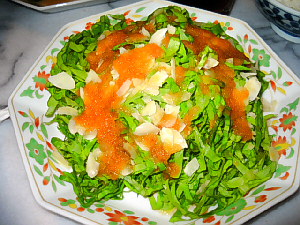 上記と同じお皿、千切りにされた緑の野菜が綺麗です、オレンジ色のドレッシングが緑を一層引き立てています。