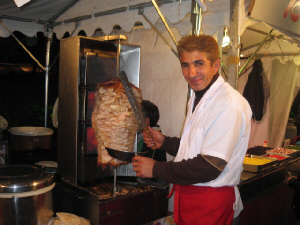 外人さんの焼いているドルネケバブ、鉄の棒にお肉を突き刺し層になっているのを端から焼けた部分だけそぎ落としています。店員さんの真っ赤なエプロンが可愛い。でも男性ですが・・・。