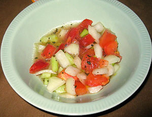 丸いやや深めになっているお皿に、赤、白、緑の角切りの野菜が、ところどころ緑の粒みたいに見えるものはバーブのようです。