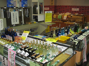 一階の売店の様子。いろいろなお酒がショーケースに並べられています。お酒だけではなく、珍味やつまみ類も販売されていました。