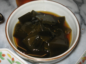 やや小ぶりな和風の鉢に、昆布が入っています。一緒に入っている汁はお醤油色をしていますが、澄んでいます。