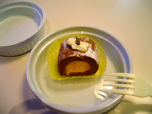 ちょっと小さめの犬用のケーキ。一見普通の人間用のケーキのように、ちゃんとデコレーションされています。かぼちゃのムースを茶色いスポンジが取り巻いています。