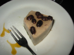 同じく丸いお皿に上に小豆が散らしてある薄茶色のケーキ。1/3程度食べてしまってあります。