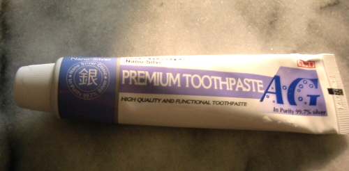 PREMIUM TOOTHPASTE　AGと書かれた歯磨き粉。銀という文字がマークになっています。白いチューブに薄い紫色のアクセントの見た目にはごく普通の歯磨き粉。