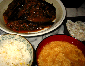 ご飯と味噌汁、向こうに大きめの和皿に麻婆茄子が、横にしらす卸しが入った角型の器が見えています。