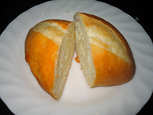 白い中皿に乗ったパン。小さなフランスパンです。
