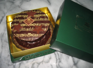 緑の箱に入ったチョコケーキ。