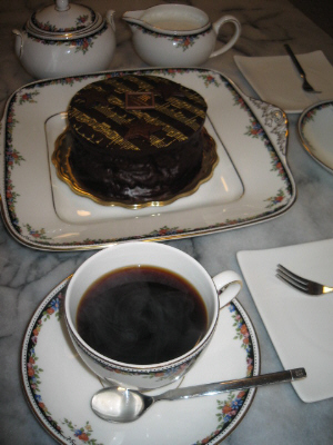 ケーキの入ったケーキ皿、カップにシュガーポット、そしてミルクポット、全部お揃いのウェッジウッド。お気に入りの一そろいです。