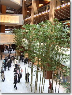 4月12日東京ミッドタウン吹き抜け