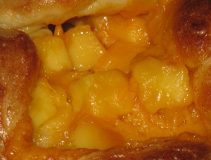上記のパンのチーズの部分のアップ画像。とろりとしたチーズが食欲をそそります。