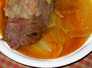 紙皿に入れられたスープ。ごろんとしたお肉がお皿いっぱいになっています。