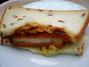 くるみ入りの食パンでサンドされたチキンカツ。カツの厚みもそこそこあって、ボリュームがあるように見えるけど、半分だけなんですね、これ。