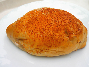 パンの外側に唐辛子や香辛料が塗してあるカレーパン。中のルーは白っぽいです。