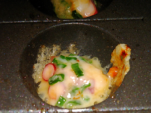 チーズがとろけてタコに絡まり、お醤油を垂らして焼きあがったところのアップ画像です。