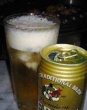 エビスビールの缶と、グラスに注がれたビール。グラスには氷が浮かんでいます。