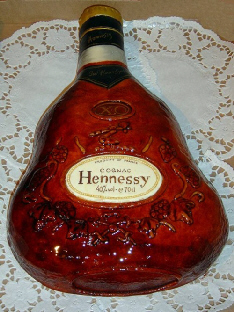 ヘネシーのボトル。お酒好きのお父さんへのプレゼントでしょうか？でも、どうも作り物のような感じが・・・・。