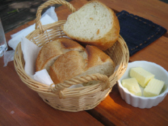 バスケットに入れられたフランスパン。バターも添えてあります。