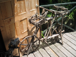 勿論木製のデッキテラス。コーナーには木と蔓で作られた自転車が飾ってありました。
