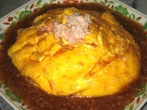 天津飯のアップ画像。餡が少し濃い目なのがお茶目?(笑)カニ肉がトッピングで乗っかっています。