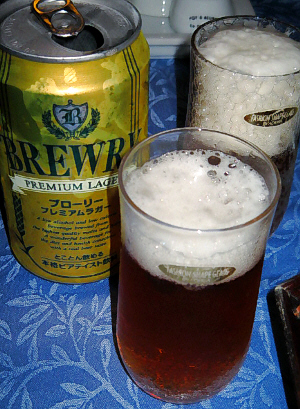 ノンアルコールビールの缶と、グラスがふたつ。それぞれにビールが注がれています。