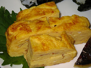 厚焼き玉子のアップ画像。食べやすい大きさにカットしてあります。黄色に薄っすら着いた焼き色が食欲をそそります。