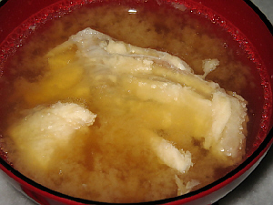 鯛のあら汁のアップ画像。汁の中に大きな魚の塊が。骨の部分ですが身もしっかりついています。