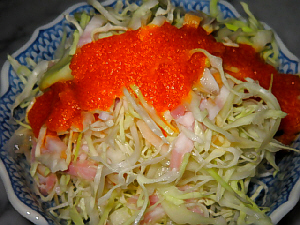 和風の小鉢に入ったサラダ。オレンジ色のドレッシングが鮮やか。