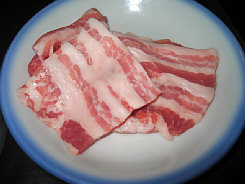 こちらの小皿には豚三枚肉が盛られてあります。