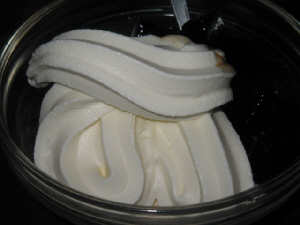 透明の小鉢に盛られたソフトクリームとコーヒーゼリー。コーンにではなく、カップに持ってくるのです。